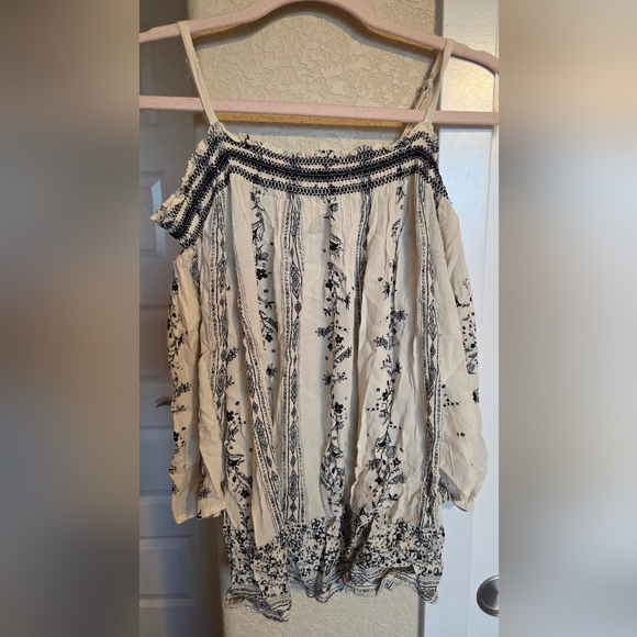 Rewind Off-Shoulder Floral Top - Black and White - Picture 2 of 5